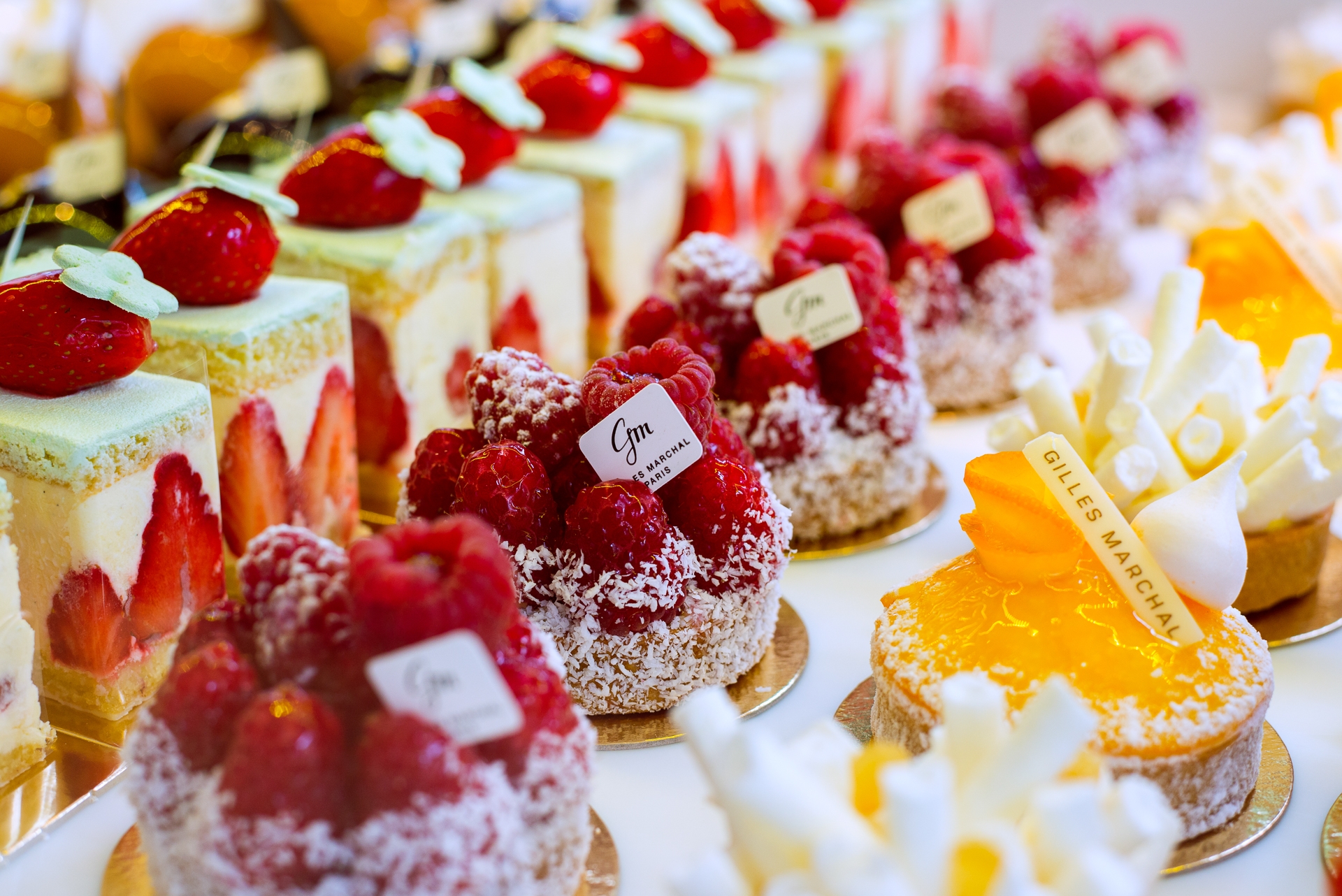 Gâteaux présentés dans la vitrine de la pâtisserie Gilles Marchal