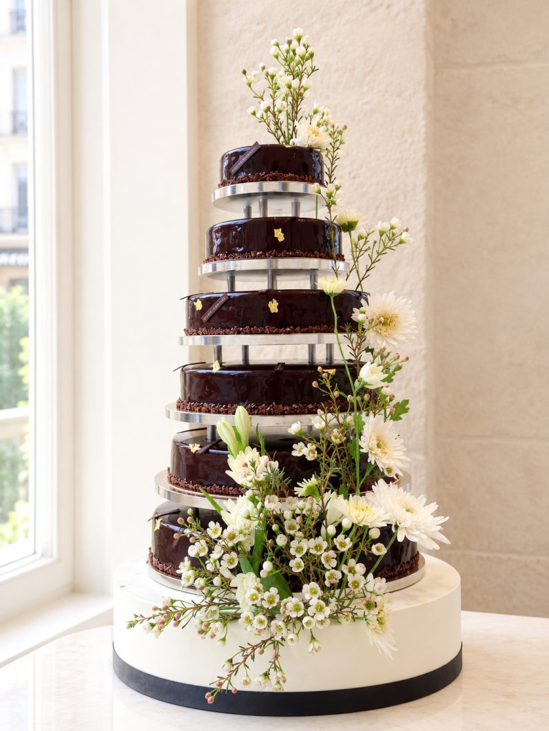 Pièce montée d'entremets au chocolat à étages, décor floral
