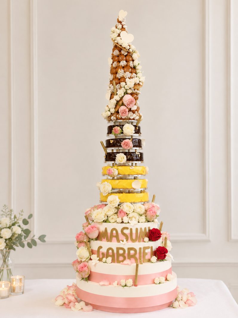 Pièce montée de mariage à étages décorée de fleurs et de choux caramélisés
